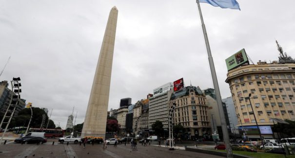 Argentina flexibiliza máscaras ao ar livre e reabrirá para brasileiros