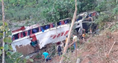 Ônibus com 30 passageiros cai em abismo na BR-222