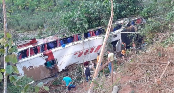 Ônibus com 30 passageiros cai em abismo na BR-222