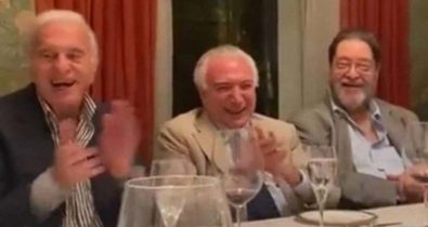 Vídeo: Bolsonaro vira piada em jantar que homenageia Temer