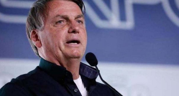 “Se Deus quiser, o preço do gás vai cair pela metade”, diz Bolsonaro