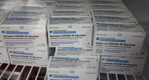 Anvisa pede inclusão de eventos adversos na bula da vacina da Janssen