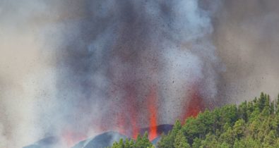 Erupção de vulcão em ilha de La Palma provoca fugas e destrói casas