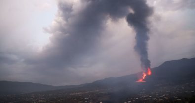 Nove dias após erupção, lava de vulcão Cumbre Vieja chega ao oceano