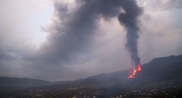 Nove dias após erupção, lava de vulcão Cumbre Vieja chega ao oceano