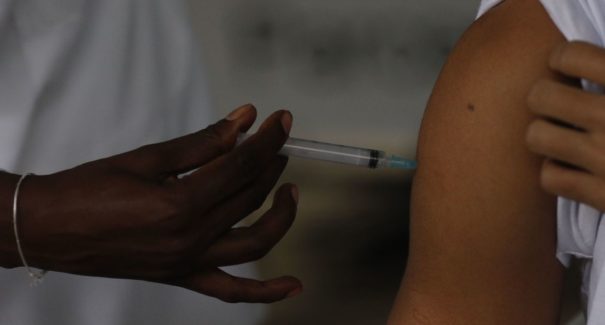 Brasil registra menor média móvel de casos por Covid-19 em um dia