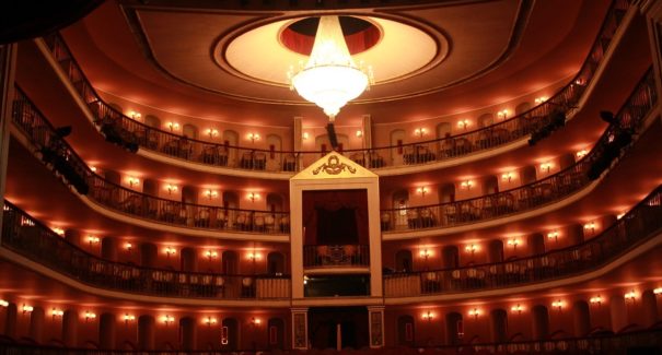 Teatro Arthur Azevedo anuncia abertura de agenda para apresentações em 2023