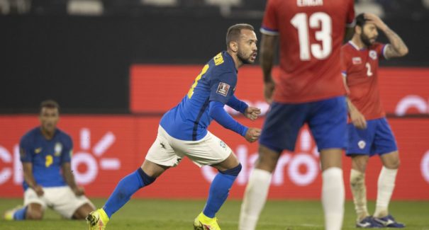 Eliminatórias: mesmo jogando mal, Brasil vence Chile