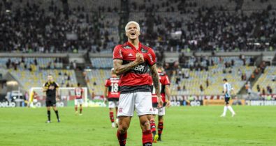 Com dois de Pedro, Flamengo derrota Grêmio e avança na Copa do Brasil