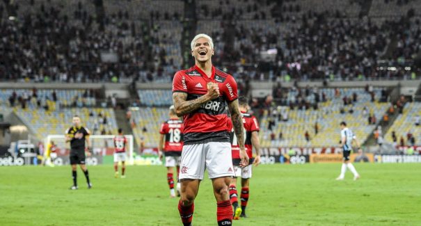 Com dois de Pedro, Flamengo derrota Grêmio e avança na Copa do Brasil