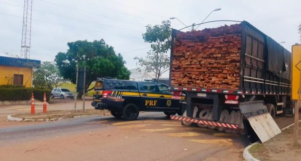 Caminhão com madeira ilegal é apreendido pela Polícia Rodoviária na BR-010