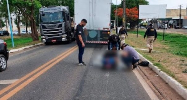 Mãe e filha são atropeladas por carreta na faixa de pedestres