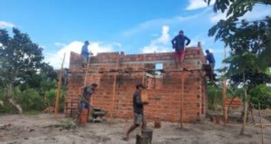 Comunidade tradicional Baixão dos Rocha constrói casas com ajuda da CNBB