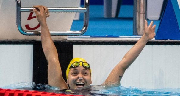 Carol Santiago é ouro e Cecília Araújo prata na natação