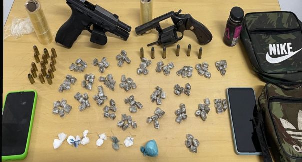Polícia prende dois homens por tráfico de drogas na Vila Embratel