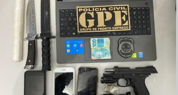Dupla é presa por posse ilegal de arma de fogo e tráfico de drogas