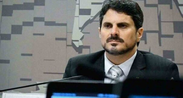 Do Val diz que ideia de golpe foi de Silveira e pretendia contar a Moraes