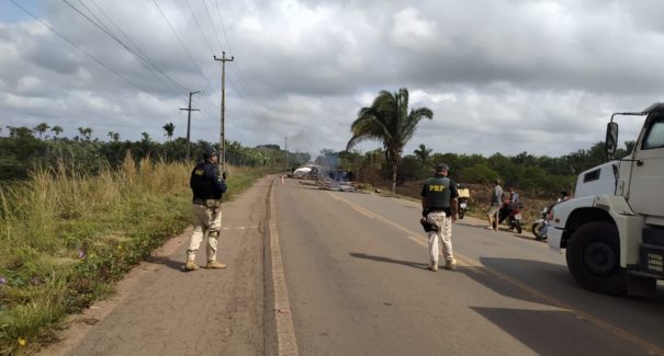 Trecho da BR-316 é interditado por indígenas em protesto contra ‘marco atemporal’