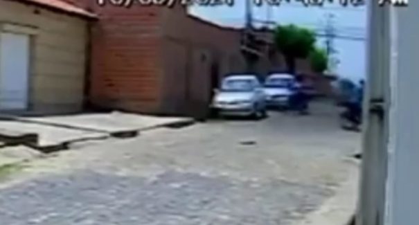 PM é assaltado na porta de casa e tem pistola roubada em Timon