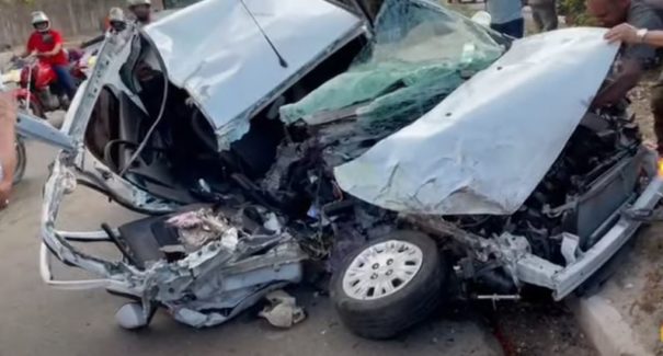 Carro se choca com ônibus na Avenida Guajajaras, em São Luís