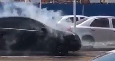 VÍDEO: Veículo pega fogo no meio de avenida do Maiobão