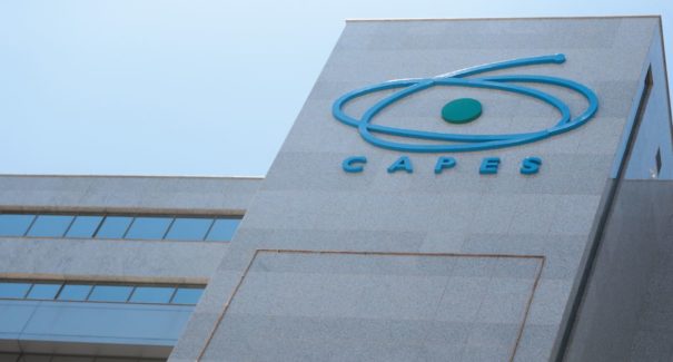 Capes: pagamento é adiado e mais de 200 mil bolsistas ficam sem receber bolsa