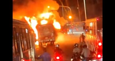 VÍDEO: Ônibus pega fogo na avenida Beira Mar