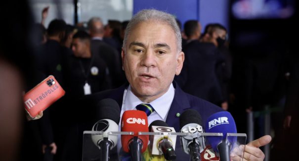 40% da população brasileira está completamente vacinada contra covid-19