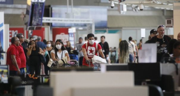 Anvisa: uso de máscaras continua obrigatório em aeroportos e aeronaves