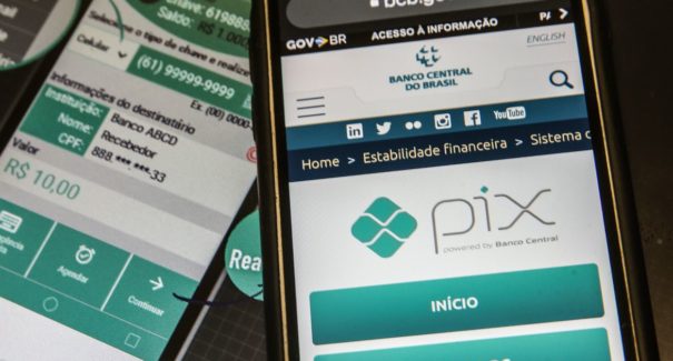 Criminosos aplicam golpes usando Pix e QR Code
