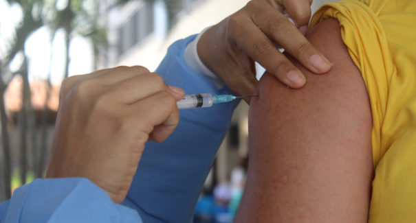 Imperatriz inicia aplicação de dose de reforço de vacina contra covid-19