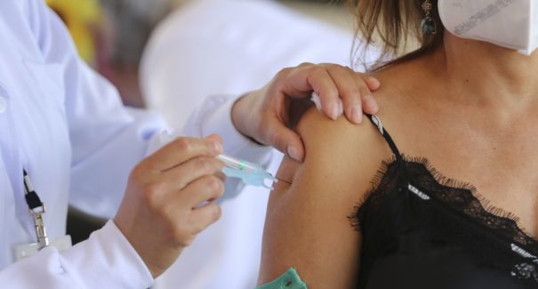 Covid-19: 90% dos adultos brasileiros já tomaram a 1ª dose da vacina