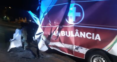 Motorista de ambulância morre após colisão com carreta na BR-135