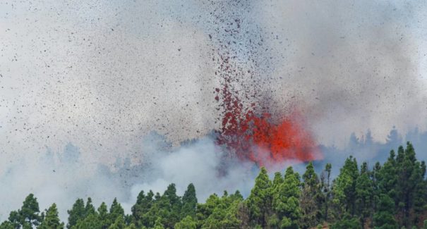 Vulcão das Ilhas Canárias entra em erupção