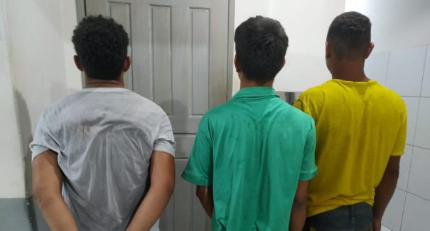 Trio é preso suspeito de roubo de veículo e porte ilegal de arma de fogo