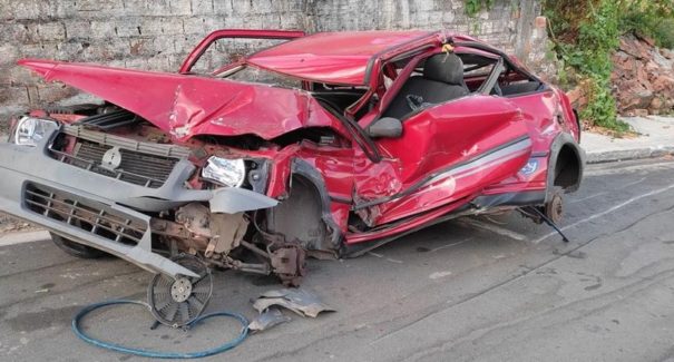 Carro é amassado após carreta desgovernada descer rua de ré em São Luís