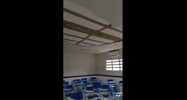 Alunos ficam feridos após parte do reboco do teto da escola desabar