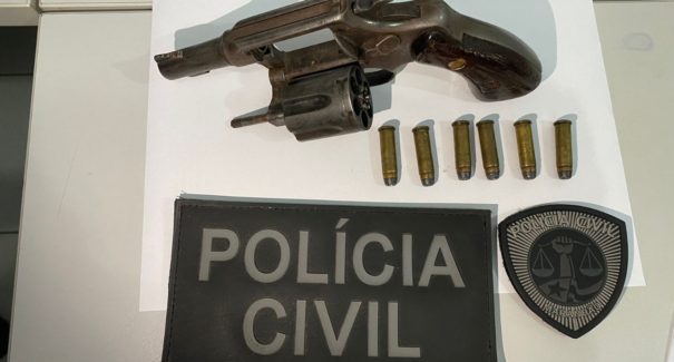 Duas pessoas são presas por posse ilegal de arma de fogo e uso de documento falso