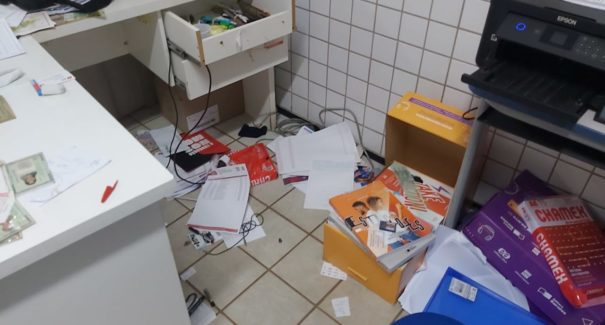 Após assaltarem escola, criminosos sequestram diretor-adjunto, agridem e roubam sua residência