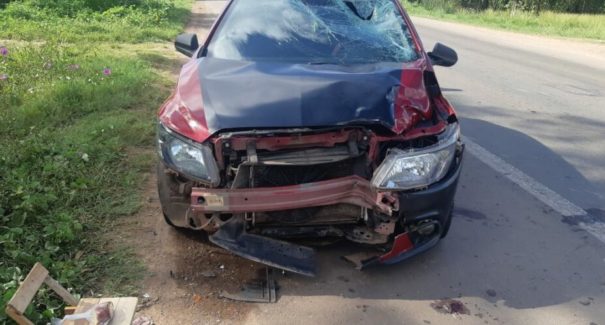 Motocicleta com quatro ocupantes colide com carro na BR-135