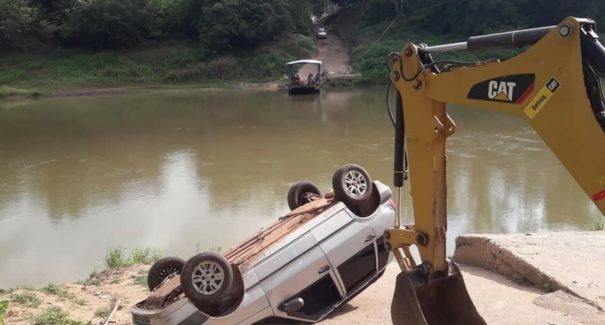 Motorista perde controle em travessia no Rio Itapecuru em Cantanhede