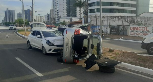 Motorista faz ultrapassagem perigosa e causa acidente na Avenida dos Holandeses