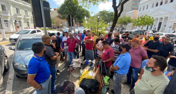 Após anuncio de reunião, rodoviários se reúnem em frente à sede da Prefeitura