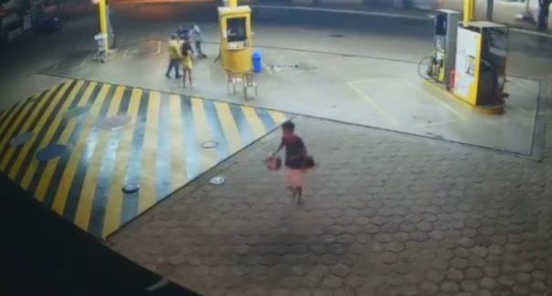VÍDEO: Bandidos roubam moto em posto e são perseguidos pela Polícia