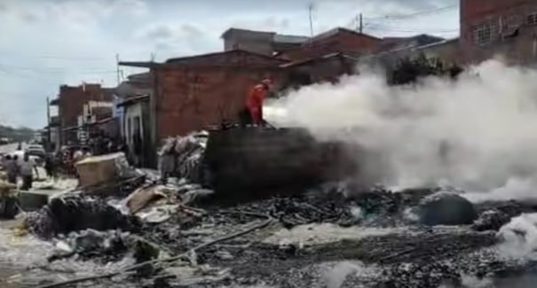 Incêndio em Imperatriz arrasa depósito de recicláveis