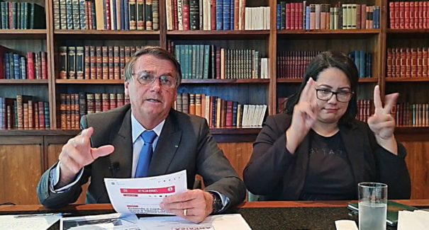 Bolsonaro reclama de lucros altos da Petrobras e fala em “viés social”