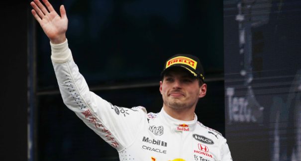 Verstappen volta à liderança da F1, mas Hamilton ganha impulso