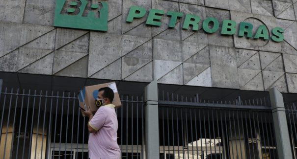 Petrobras reduz preço da gasolina em 4,66% para distribuidoras