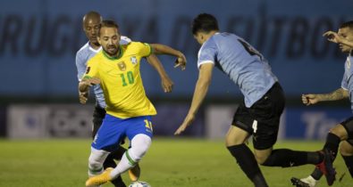 Seleção enfrenta Uruguai buscando virtual classificação para Copa