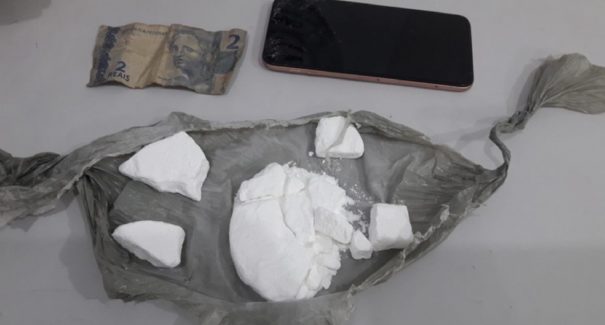 Passageiro de ônibus é preso com droga escondida no bolso